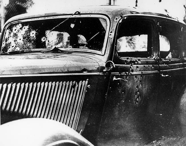 Bonnie és Clyde autója, miután csapdába csalták őket Bienvilleben - 1934. május 24.
