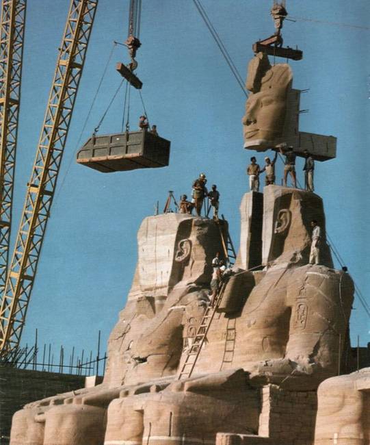 1964-ben az Abu Szimbel-i templomoknál lévő Ramszesz-szobrot szét kellett szedni és biztonságos helyre szállítani az árvíz miatt. 1967-ben aztán újra összeszerelték.