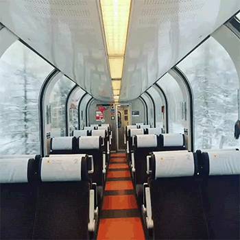 Az Alpokban található Engadin-völgyet átszelő Bernina Express személyvonat és a hatalmas ablakai.
