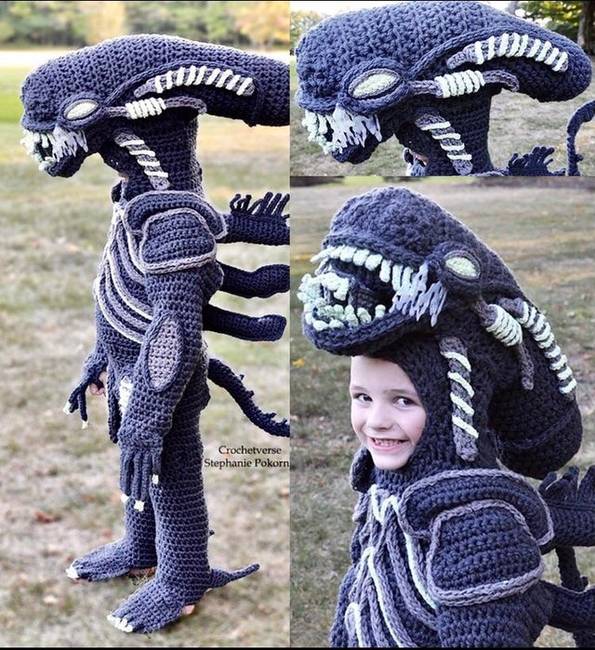 Ez az anyuka egy egésztestes alien ruhát horgolt a fiának.