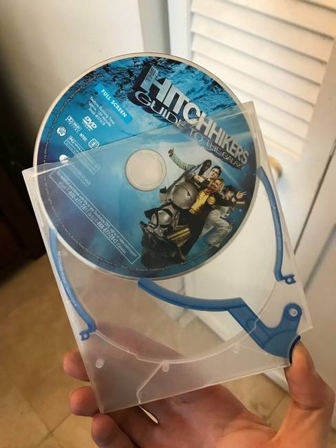 Speciális kiadó füllel felszerelt CD-tartó.
