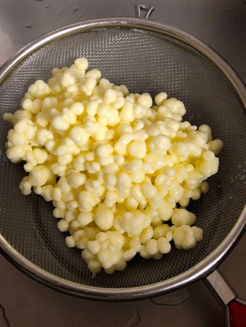 „A vajat egy festékrázó géppel kevertem össze és ilyen apró golyókat kaptam."