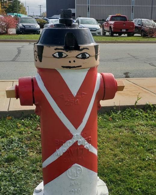 Valaki a kanadai gárda egyenruhája mintájára festette át ezt a tűzcsapot Nova Scotia-ban.