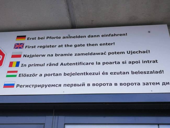 Kézenfekvő utasítás egy német repülőtéren.