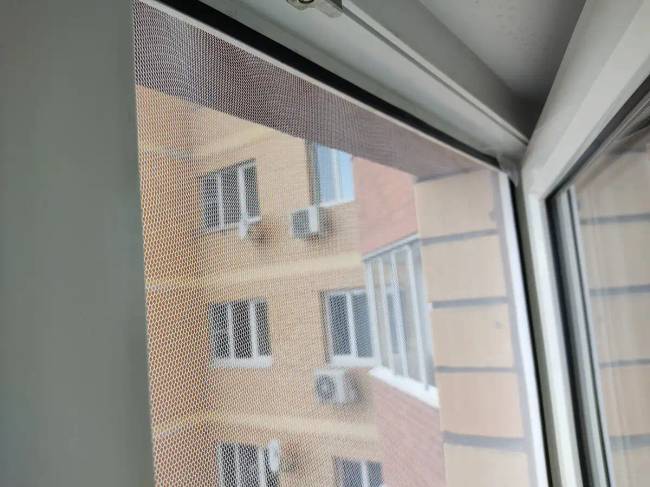 Megtanultam, hogyan kell a szúnyoghálót (keret nélkülit) bármilyen műanyag ablakra felfeszíteni. Csavarok és ragasztó nélkül.