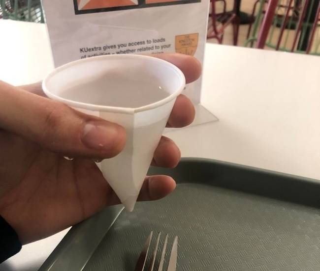 „Az iskolánk menzáján ilyen kúpokra cserélték a műanyag poharakat, így most fognunk kell az üdítőnket ebéd közben."