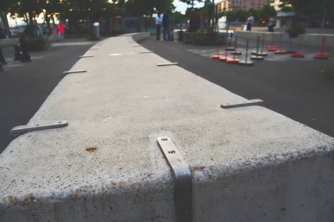 Miért vannak ezek a fémek a beton elem szélein?