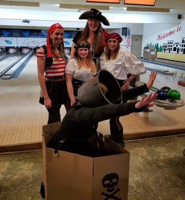 „A feleségem kalóz-stílusú munkahelyi csapatépítő bowlingra ment. Mindenki kalóznak öltözött, kivéve ő, ő inkább ágyú szeretett volna lenni."