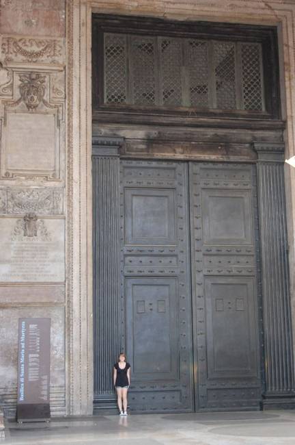 A Pantheon ajtaja Rómában.