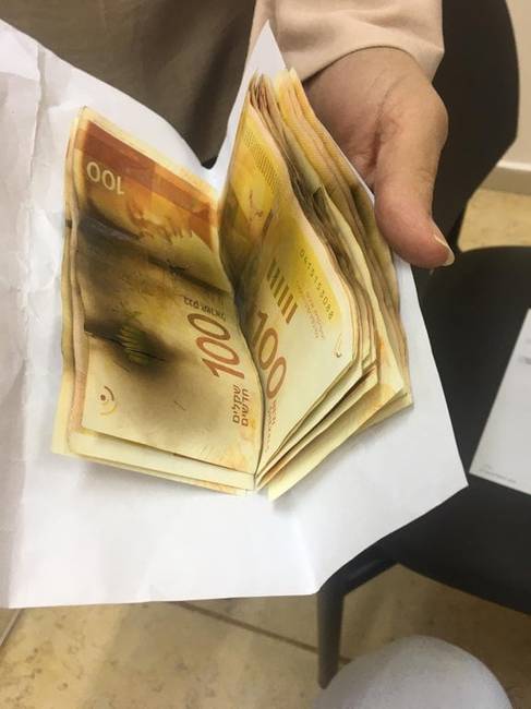Ez az idős házaspár megpróbálta a mikróban fertőtleníteni a bankjegyeket.