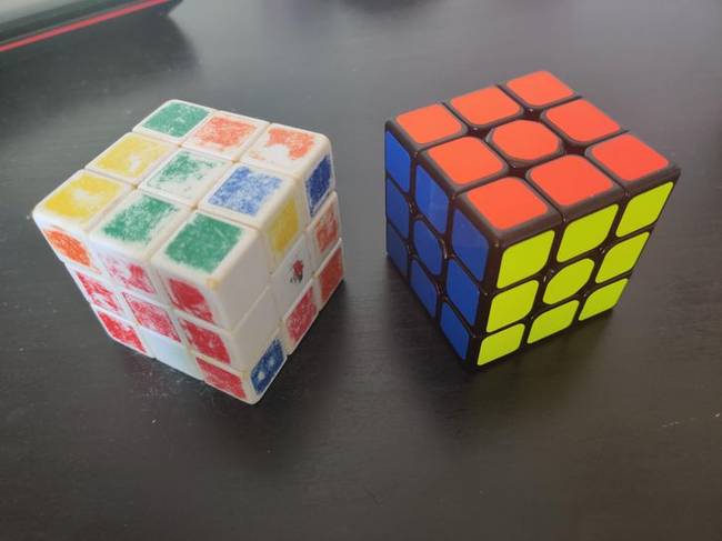 „10 évig játszottam a baloldali Rubik-kockával, a jobboldali most érkezett postán."