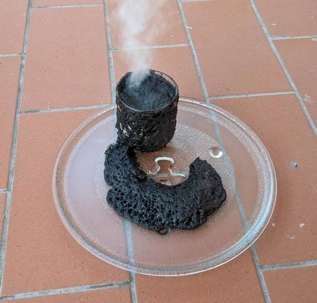 „A barátnőm fel akart melegíteni egy üveg Nutellát, ezért betette a mikróba."