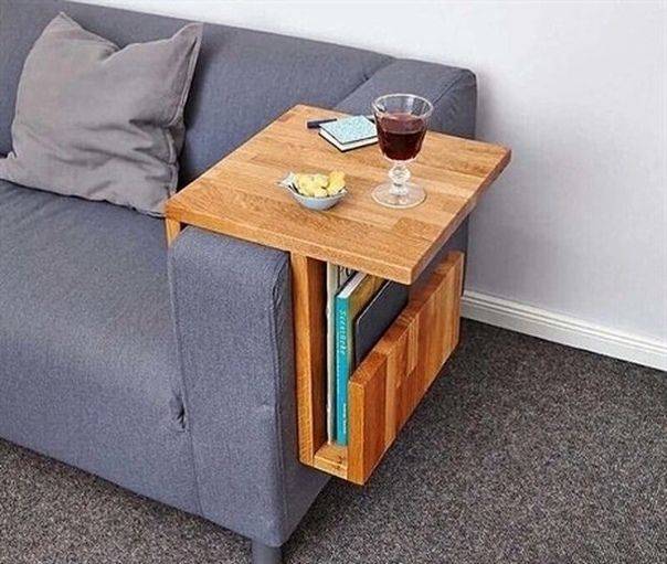 Egy ilyen kanapékarfára akasztható kisasztallal minden filmezés tökéletes lesz.