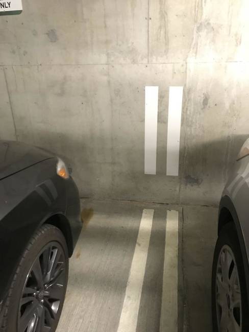 A falon folytatódó vonal segít megkönnyíteni a parkolást.