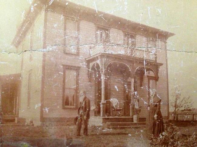 „Ez egy fotó a felmenőimről. A képen látható üknagymamám 1869-ben hunyt el, és mi vagyunk a nyolcadik generáció, aki ugyanebben a házban él."