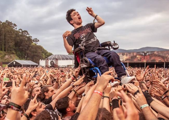 Alex édesanyja elhozta őt egy heavy metal koncertre Spanyolországban, hogy kicsit emberek közt legyen, de aztán a srác maga is sztár lett.