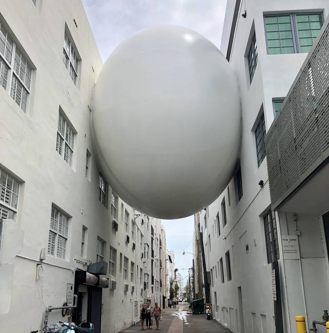Szokatlan épületek közti átjáró Miamiban.