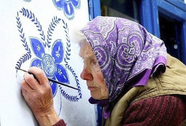 Egy 90 éves cseh nagymama, aki valóságos műalkotássá változtatta szülőfaluja házait