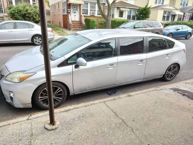 Hat ajtós Toyota Prius.