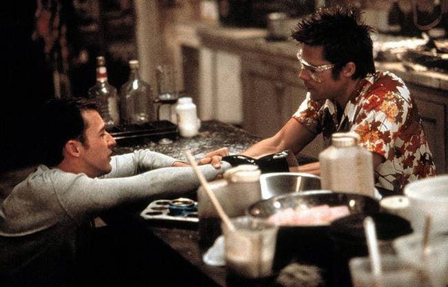 A „Harcosok klubja” című film forgatásához Edward Norton és Brad Pitt valóban megtanulták, hogyan kell szappant készíteni.