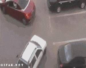 Nem túl bölcs dolog bevágni mások elé a parkolóban.