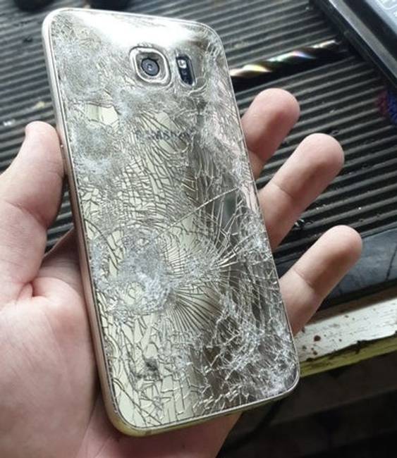 „Elvesztettem a telefonomat az erdőben, de megtaláltam. Csak sajnos egy autó kereke találta meg előbb."