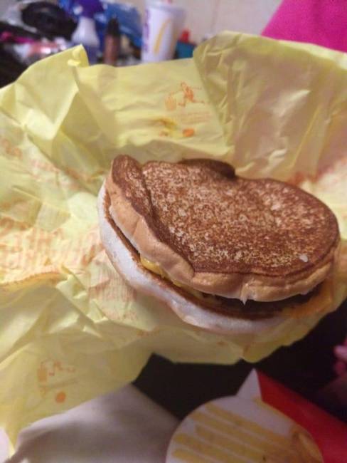 „Fejjel lefelé tették a zsömlét a hamburgeremre."