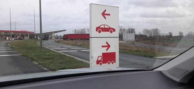 A nyilak és a járművek iránya szerencsére tökéletesen ellentmondanak egymásnak.