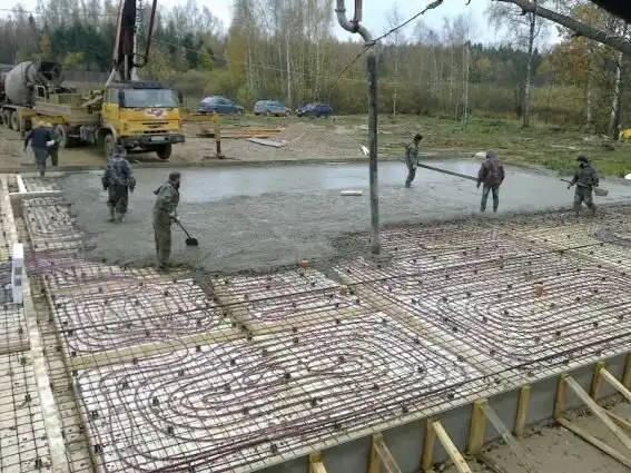 A „hőszigetelt svéd lemezalap” a szakértők egyik legújabb találmánya, amelynek megvalósításakor rengeteg színesfémet temetnek el fölöslegesen a betonba a „padlófűtés” rendszer részeként.
