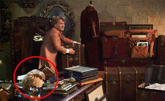 A Titkok kamrája című részben Gilderoy Lockhart asztalán egy tartalék paróka látható.