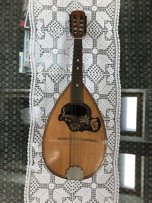 „Nagyapám adta nekem ezt a 19. századi mandolint.''