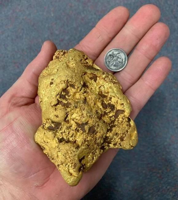 „Fémdetektorral kerestem a szemetet, amikor erre az 1,4 kg-os aranyrögre bukkantam.''