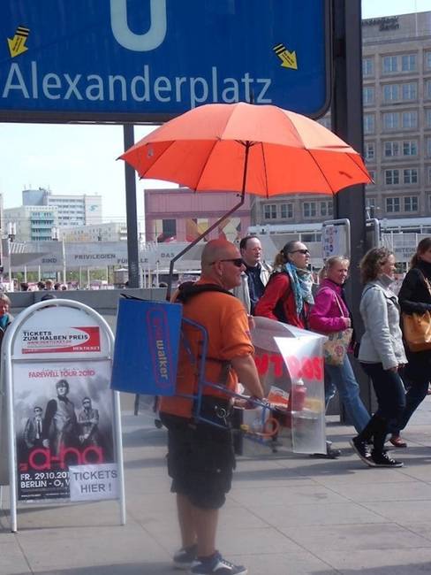 „Sétáló hotdog-árus Berlinben."