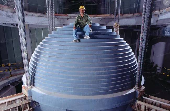 660 tonnás hangolt tömegcsillapító a tajvani Taipei 101-ben.