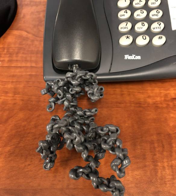 „Ma kénytelen voltam az egyik szabadságon lévő kollégám telefonját használni. Így nézett ki a kábele."
