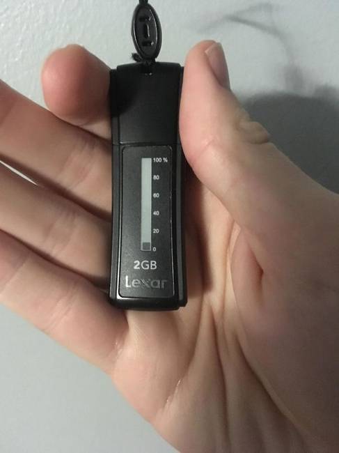 Egy flash meghajtó, ami mutatja, hogy mennyi szabad hely van még rajta.