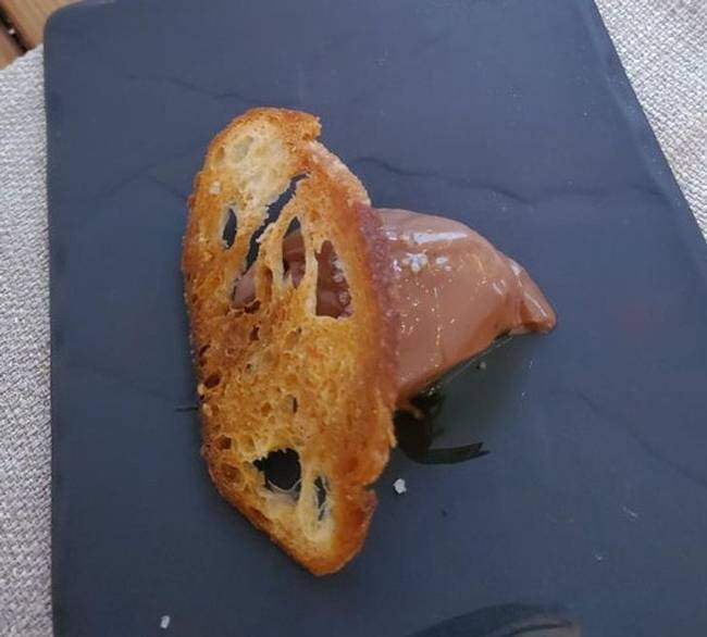 „Így nézett ki a 15 dolláros desszertem egy elegáns étteremben. Ez egy kanál Nutella, pirítóskenyérrel."