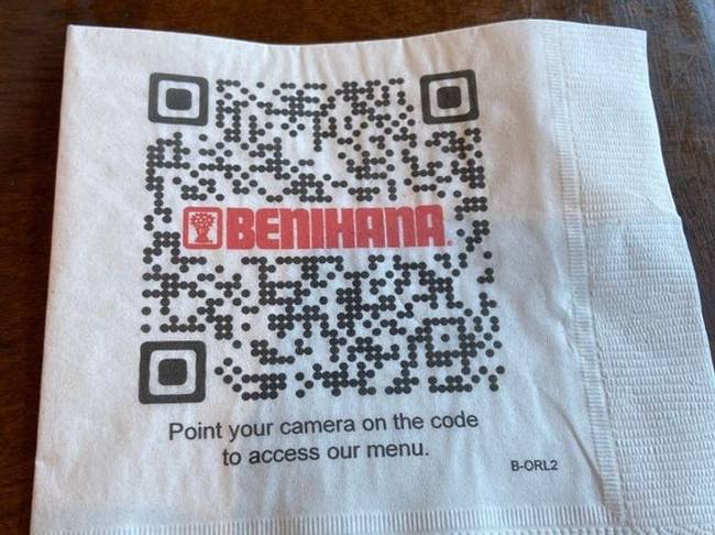Ennek az étteremnek egy QR-kód van a szalvétáján, melyet beszkennelve megnyílik az étlap a telefonunkon.