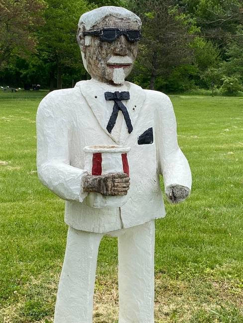 Sanders ezredes szobra. Napszemüvegben, kéz nélkül.