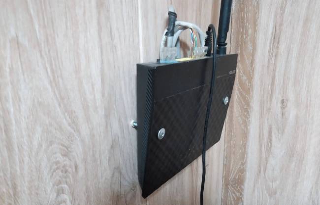 Router falra csavarva