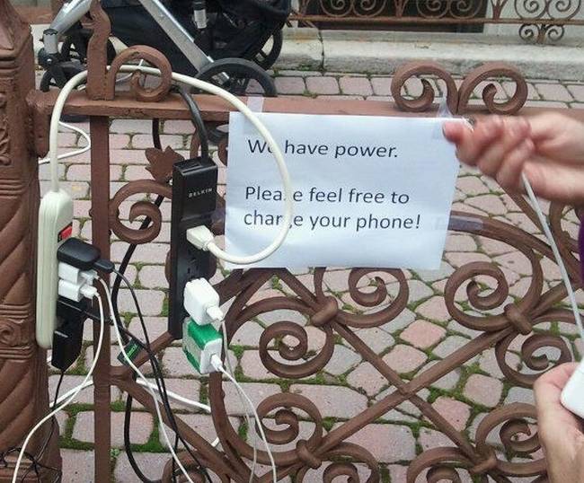 A hurrikán után a generátor tulajdonosa megengedte a környéken lakóknak, hogy ingyen feltölthessék a telefonjukat.
