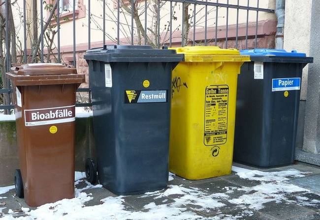 Rendszeresen mossák a kukákat és a szemetet.