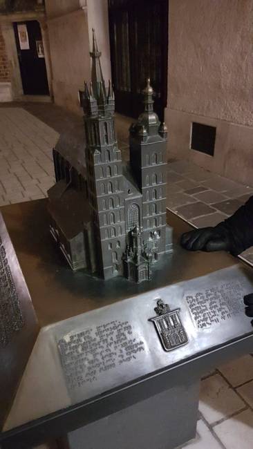 A krakkói templom 3D-s modellje, Braille-írással, hogy a vak emberek is képet kapjanak arról, hogyan is néz ki a templom.