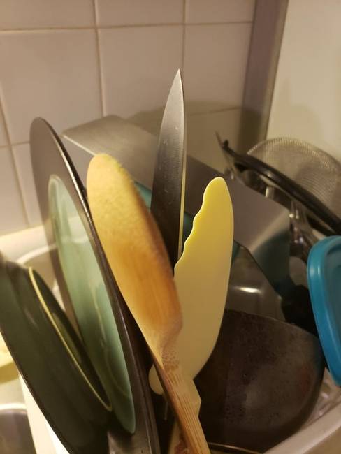 „Anyám mindig így hagyja a késeket a szárítóban."