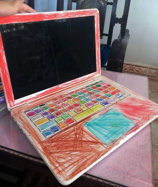 „Apa, nézd! Feldíszítettem a laptopodat!"