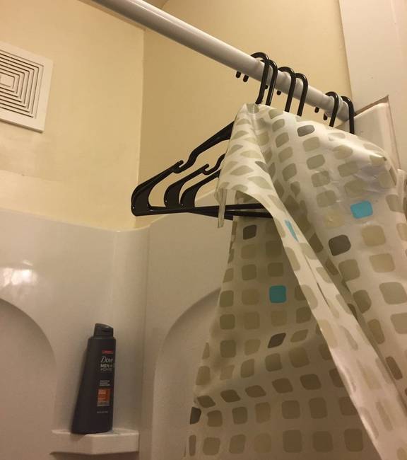 „A pasim vállfákkal rögzíti a zuhanyfüggönyt a karnisra."