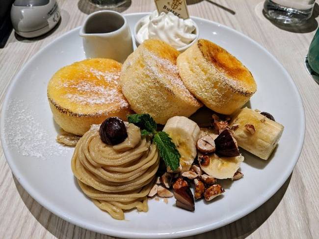 „Japán soufflé crème brûlée palacsinta. Elképesztően finom volt."