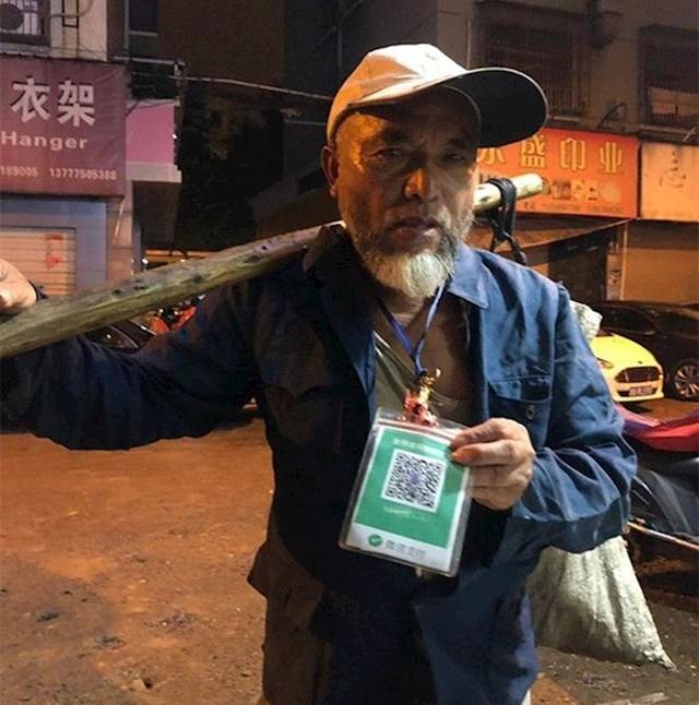Sok hajléktalan ember a WeChat-on keresztül is elfogad adományokat. Hiába, haladni kell a korral. Az így kapott pénzzel egyébként szinte bármiért tudnak fizetni.