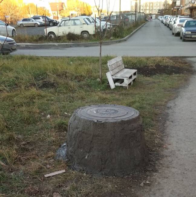 Amikor a környék legkiemelkedőbb látnivalója egy aknafedél.