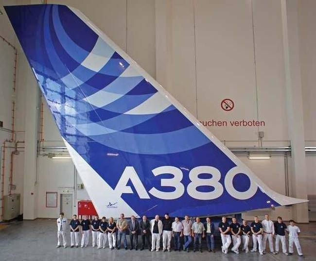 Munkások az Airbus A380-as repülőgép függőleges vezérsíkjánál.